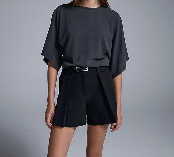 Çizmelerle kombinlendiğinde kışın da şık duran pileli ve kemerli bir şort tasarımı.