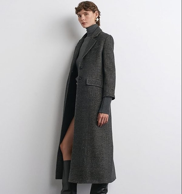 Triko kol detayıyla fark yaratan, kahverenginin asaletini taşıyan modern bir kaban.