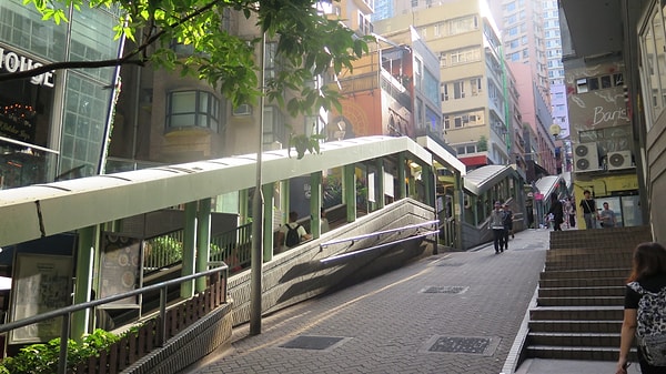 Yolculuk sırasında şehir manzarası değişiyor ancak sistem tek yönlü çalışıyor