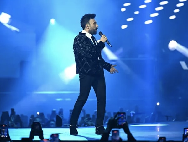 7 yıl aradan sonra İstanbul'da konser veren Megastar Tarkan hem sahne performansı hem de unutulmaz şarkılarıyla sevenlerine unutulmaz anlar yaşatıyor.