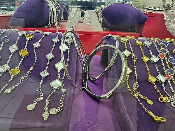 Altının ons fiyatı tüm zamanların rekorunu kırarken, düğünlerde altın bilezik takmak her zamankinden daha zor hale geldi.