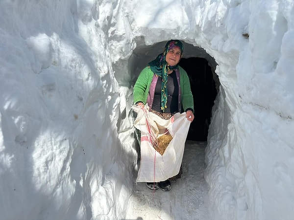 Kar kalınlığı metreleri aştı. Kar altında kalan evlerine tünel açarak ulaşıyorlar.