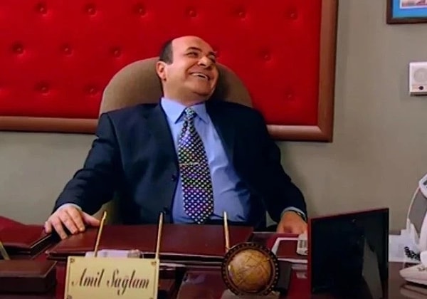 Amil Bey’i canlandıran usta oyuncu Tarık Papuççuoğlu, aslında Hayat Bilgisi’yle hayatımıza giren bir isim değildi; tiyatro kökenli kariyeriyle yıllardır sahnelerde olan, televizyonda ise daha çok “yan rollerin gizli yıldızı” olarak tanınan bir oyuncuydu.