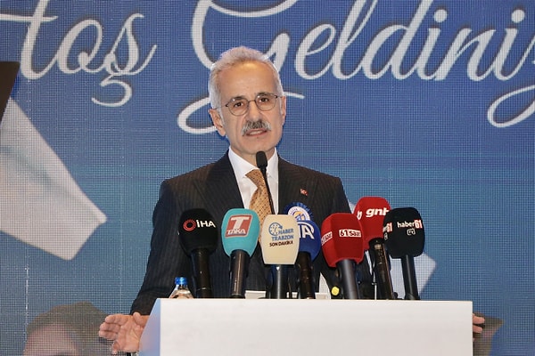 Altyapı ve Ulaştırma Bakanı Abdulkadir Uraloğlu, TOKİ 500 bin konut projesi kapsamında Trabzon’da yapılan kura çekimi töreninde açıklamalarda bulundu.