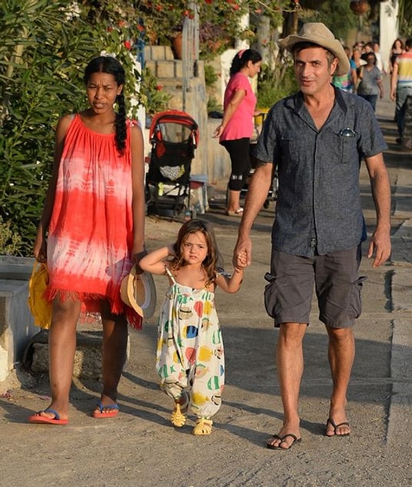 Kızı Zeyno ile olan ilişkisine de değinen Teoman, babalık konusunda kendini eleştirmekten kaçınmadı: