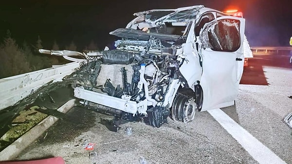 Bursa’da değeri milyonları bulan 11 kilo altın taşıyan zırhlı araç, lastiğinin patlaması sonucu takla atarak durabildi.