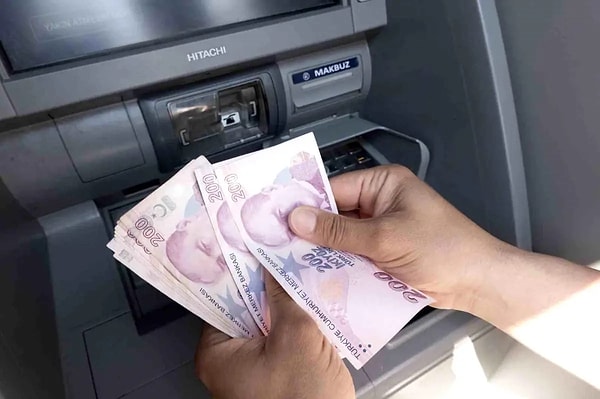 Bir banka, 76 yaşındaki yaşlı kadının maaşını günlerdir vermiyor. Gerekçe olarak da yaşlı kadının 'düzgün konuşamadığını' gösteriyor.