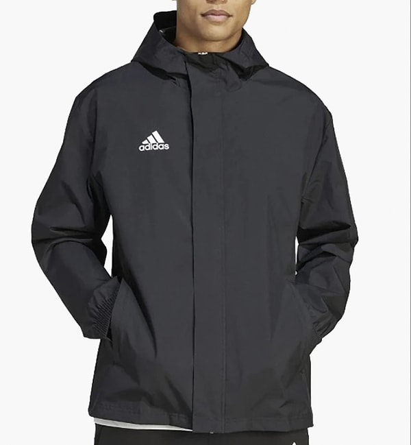 Saha kenarı şıklığını sokak stiline taşıyan, rüzgara karşı tam koruma sağlayan bir tasarım.