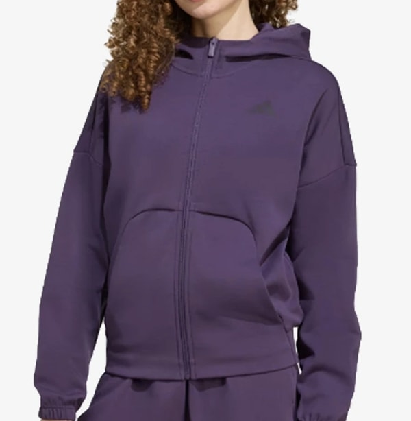 Modern kesimi ve Adidas'ın yeni nesil stiliyle hafta sonu konforu.