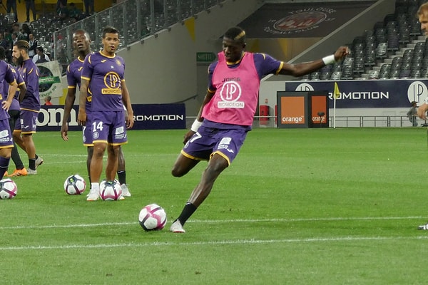 9. Chelsea, Ibrahim Sangare için PSV ile temasa geçti. Hollanda ekibinin oyuncu için belirlediği bonservis bedeli, 40-45 milyon euro. (ED)