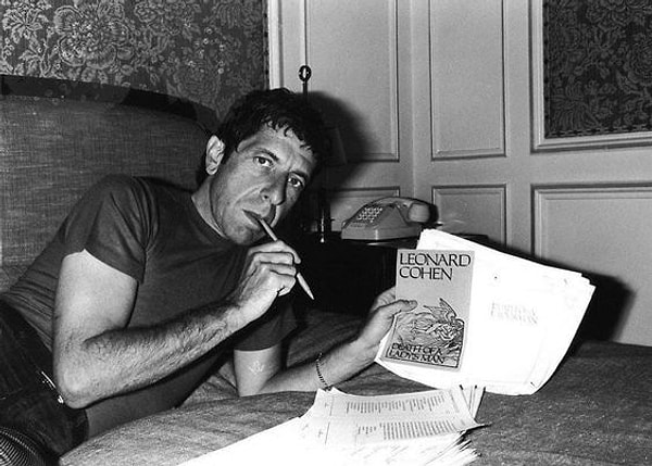 3. 1960'larda Leonard, her şeyi geride bırakıp Yunanistan’ın Hydra adasına yerleşti.