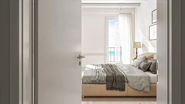 Açık kapı, hava dolaşımını güçlendirir. İç ortam daha dengeli serinler.