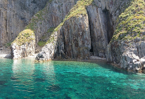 Konaklama, mağaralarda oyulmuş odalarda gerçekleşiyor.