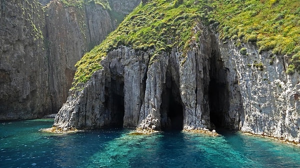 Palmarola, tarih boyunca kalıcı yerleşime sahne olmamış nadir adalardan biri olarak biliniyor.