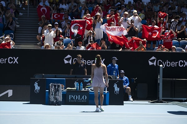 Melbourne kentindeki turnuvadaki tek kadınlar 3. tur müsabakasında dünya 112 numarası Zeynep, sıralamada 94. basamakta yer alan Putintseva'yla KIA Arena'da karşılaştı.