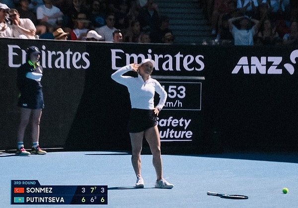 Karşılaşmanın sonunda Kazak raket Yulia Putintseva’nın Türk taraftarlara doğru ‘sizi duyamıyorum’ şeklindeki hareketi tepkilere neden oldu.