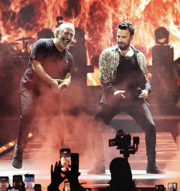 Megastar Tarkan, verdiği konserlerde yalnızca müziğiyle değil, sahneye taşıdığı sürprizlerle de her zaman gündem olmayı başarıyor.