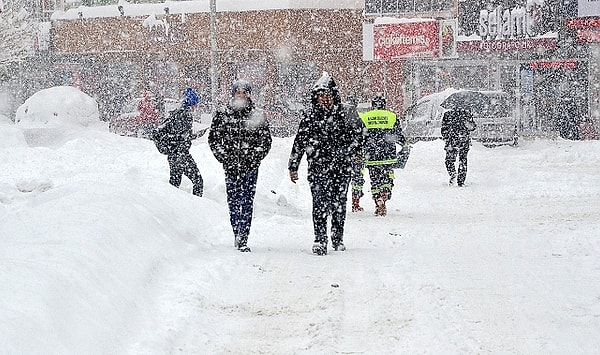Afyon Kocatepe Üniversitesi Öğretim Üyesi İklim Bilimci Okan Bozyurt, elde edilen meteorolojik verilere üzerinden hava tahminlerinde bulundu.