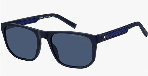 Klasik Tommy Hilfiger şıklığını güneşten korunurken de yanınızda taşıyın.