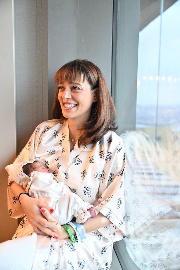 Gözlerden uzak yürüttüğü hamilelik sürecinin ardından Özdemir, 11 Ocak 2026 tarihinde oğlunu kucağına alarak annelik heyecanını yaşadı.