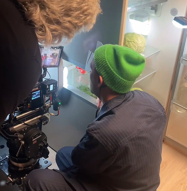 Yener Yalçın’a “Sıfır makineye nasıl kıydınız?” sorusu gelince set çalışanı soruyu yanıtladı.