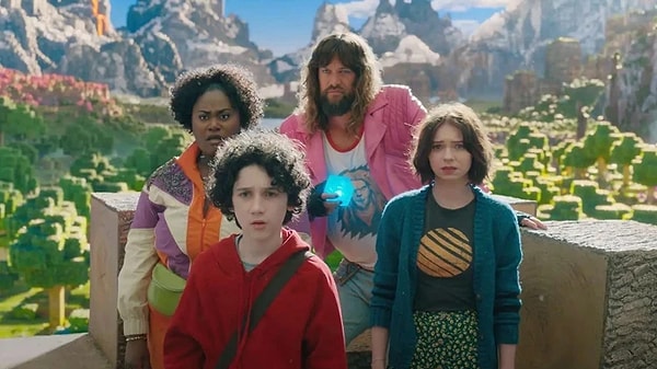 İlk filmde “Çöp Adam” lakaplı Garrett Garrison karakterine hayat veren Jason Momoa, Minecraft dünyasına yeniden adım atıyor.