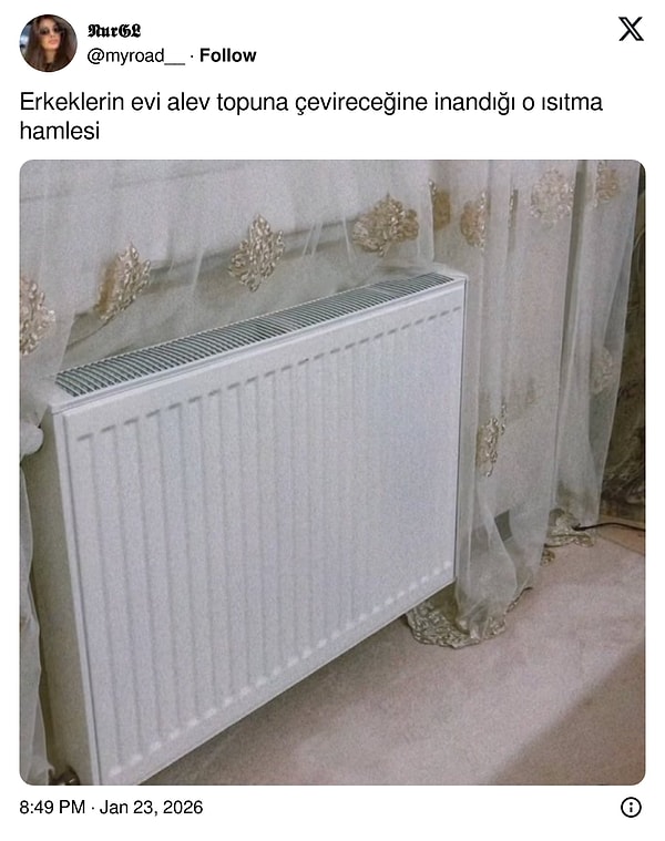 Perdelerin rengi değişiyor sadece.