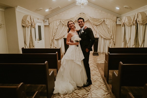 Geçtiğimiz dakikalarda ise sürpriz bir haber magazin gündemine resmen oturdu. Birsen Altuntaş'ın haberine göre, Yasemin Kay Allen ve Amerikalı Aynasız lakaplı Erdal Kaya evlendi!