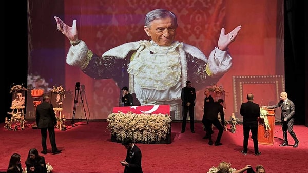 Sanat dünyasının en saygın isimlerinden biri olan Dormen’in anma töreni, sanat, cemiyet ve kültür dünyasından pek çok ünlü ismi bir araya getirdi.