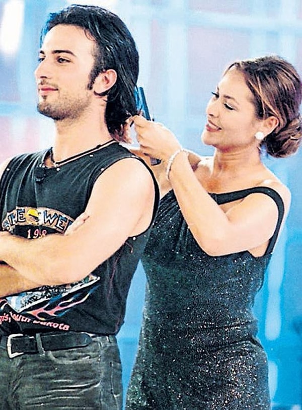 Fakat Hülya Avşar'ın şimdi "utanmasına" sebep olan mesele neydi merak konusu oldu tabii. Biz de şöyle bir geçmişe ışınlanıp eski defterleri açalım dedik...