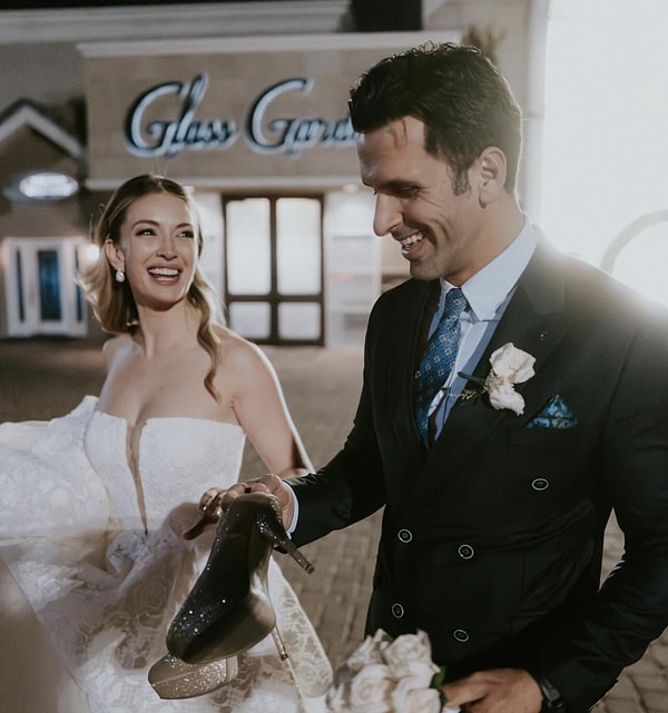 Bir küs bir barışık ilişkileriyle tanıdığımız Yasemin Kay Allen ile eski FBI ajanı Erdal Kaya, bu kez magazin dünyasını şaşırtan bir kararla evlendi.