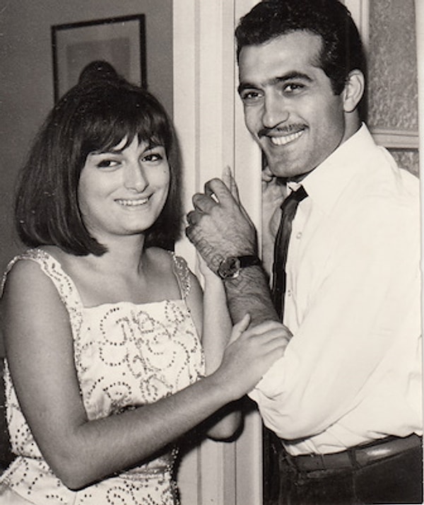 Aralarındaki yaş farkına dikkat çeken sanatçı, babasının bu durumu fark etmesinin ardından evliliğin gerçekleştiğini belirterek, “Evlilik biraz zorla oldu” itirafında bulundu.