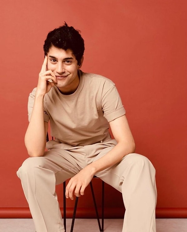 Duy Beni dizisinde yer alan oyuncu kısa sürede ünlenmişti.