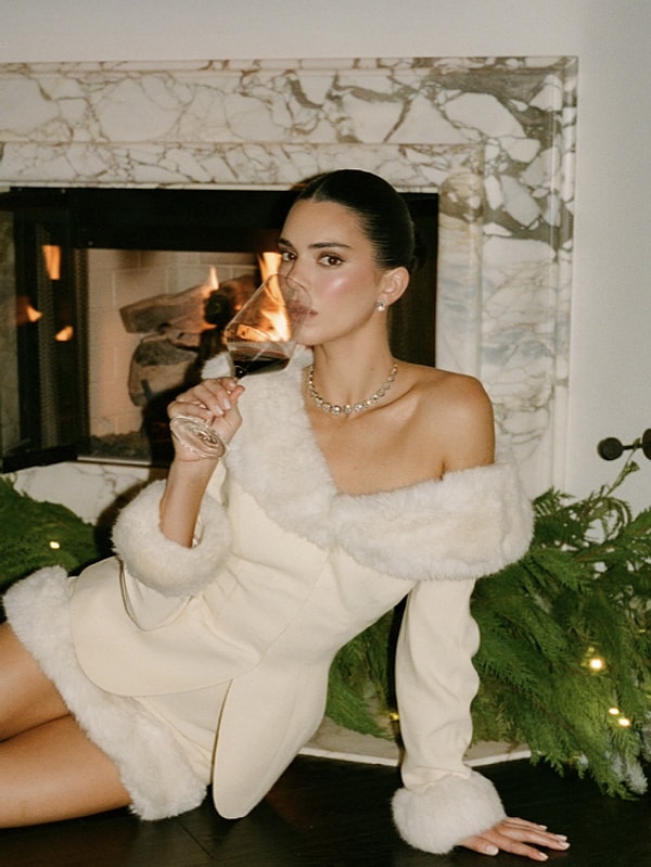 Kardashian-Jenner hanedanlığında evlilikler, boşanmalar ve çocuk haberleri peş peşe gelirken; Kendall Jenner hala ailenin tek bekar ve çocuksuz üyesi olarak ayrı bir yerde duruyor.