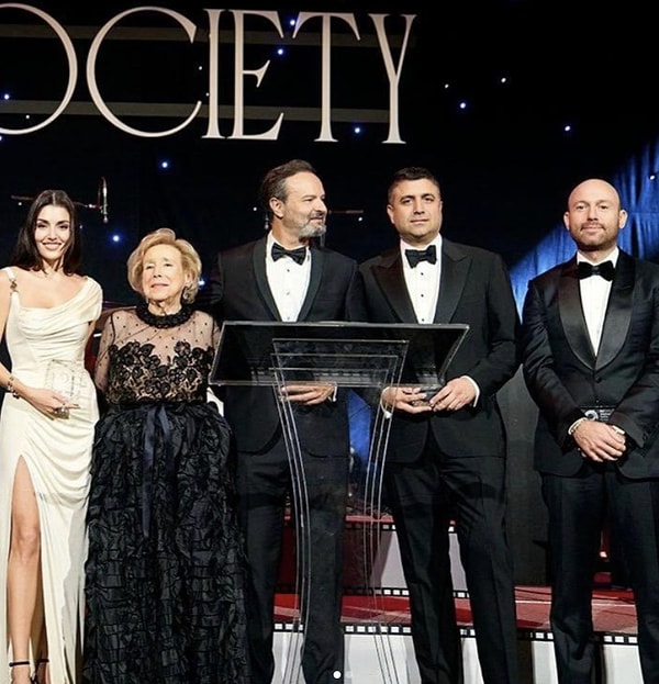 Hayatına hiçbir şey olmamış gibi devam eden Hande Erçel, sürpriz bir şekilde "ciddi aşk" konusunda hızlı davranan taraf olmuştu.