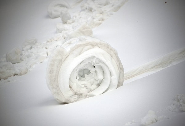 Kar ruloları, rüzgarın yüzeydeki karı koparıp aşağıya doğru sürüklemesi ile meydana geliyor.