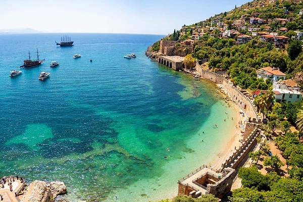 Antalya, Forbes'un seyahat dünyasına yön veren prestijli seçkisi "2026 İçin En İyi Destinasyonlar" listesinde yerini aldı.