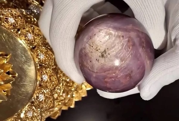 Sri Lanka’da keşfedilen devasa bir mor yıldız safiri, mücevher dünyasında ezber bozdu.