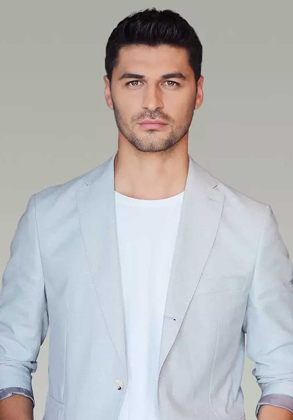 Show TV'nin sevilen dizisi Kızılcık Şerbeti'nin yeni Fatih'inin Emre Dinler olacağı açıklanmıştı.