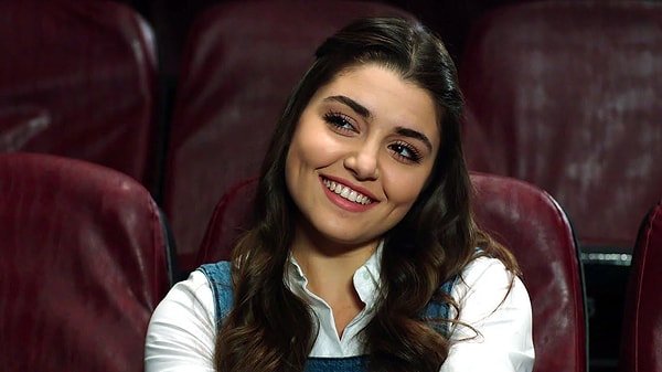 11 yıl önce hayatımıza giren Hande Erçel, şu anki görünümünden bir miktar farklı olsa da çıkış yaptığı dönemde de güzelliğiyle çok konuşulmuştu.