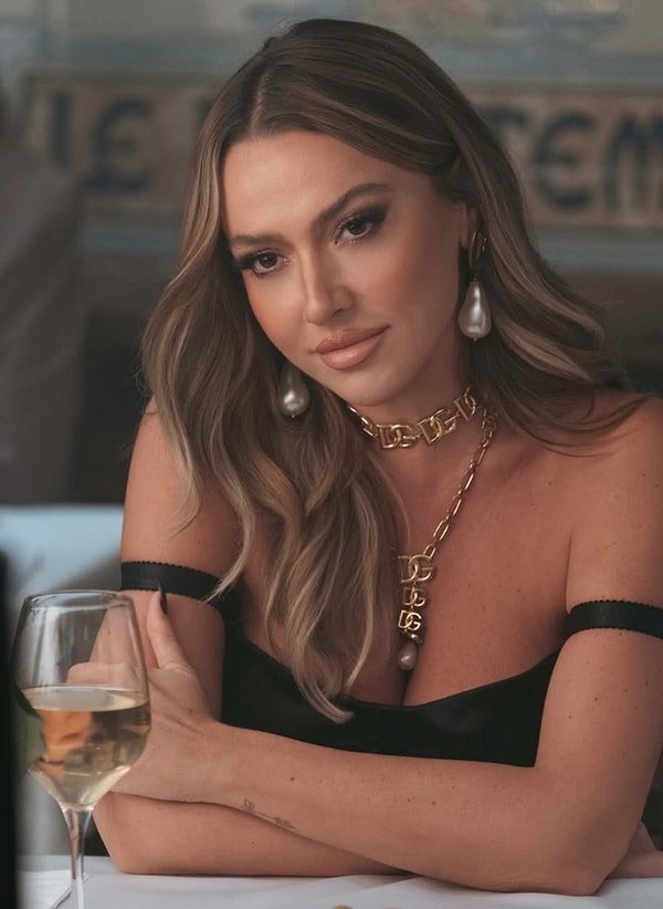 Pop müziğin tartışmasız en çok ses getiren figürlerinden biri olan Hadise, attığı her adımda gündemin rotasını değiştirmeye devam ediyor.