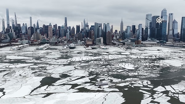 ABD'yi etkisi altına kalan kar fırtınası hayatı felç etti.