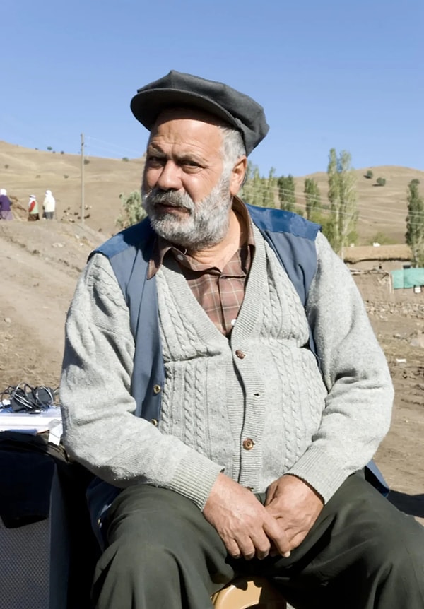 Türk sinema ve televizyon tarihinin tanınmış isimlerinden Ali Tutal, yıllarca ekranlarda güçlü performanslarıyla izleyicinin hafızasında yer etti.