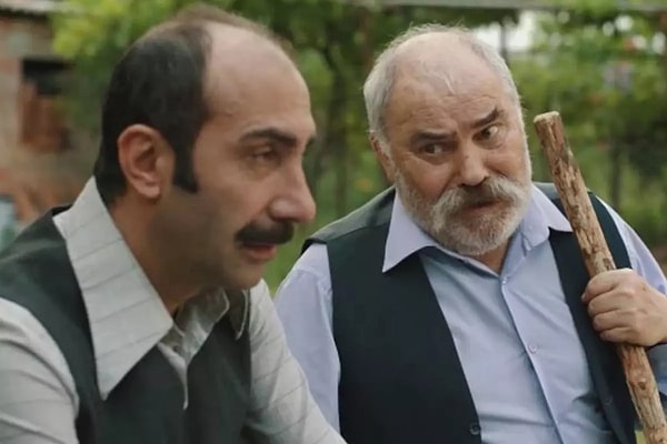 Usta oyuncu Ali Tutal'ın geçtiğimiz gün evinde beyin kanaması geçirdiği ve apar topar hastaneye kaldırıldığı öğrenildi.