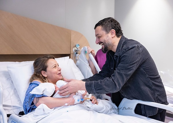 Uzun süredir özel hayatlarını gözlerden uzak yaşayan oyuncu Vildan Atasever ile sevilen şarkıcı Mehmet Erdem, 26 Ocak 2026’da ilk bebeklerini kucaklarına aldı.