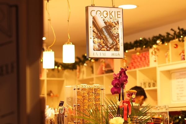 MUA ile bu iş birliğine özel üretilen sıcak çikolata ve cookie aromalı lip gloss koleksiyonu, sadece MUA büfelerinde satışta.