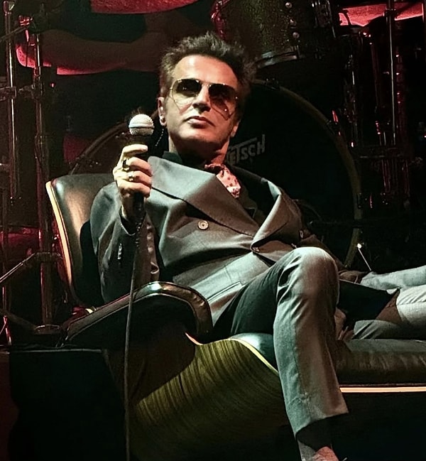 Serseri doğduğuna ve serseri öleceğine en az kendisi kadar inandığımız yaşayan efsane Teoman'ı tanıtmaya gerek yok herhalde!