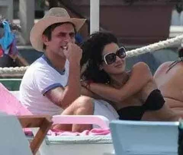 Son yıllardır aşka çok uzak, öyle de kalmayı umuyor fakat Teoman'ın aşk defteri aslında hayli kabarıktı, hatırlarsınız.