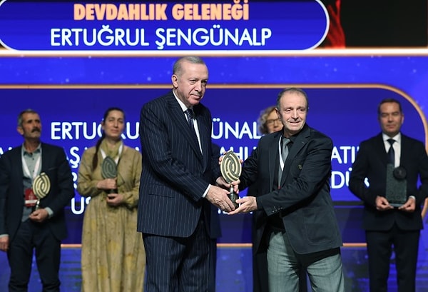 İpek üretimi sadece fiziksel bir güç değil, aynı zamanda titiz bir kimya ve sabır süreci.