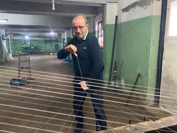 Devdahlık, ham ipeğin tamamen insan gücüyle işlendiği, sabır ve dayanıklılık isteyen bir zanaat.